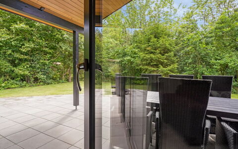 Robert - 30Km from the Sea: Bois, Sol, Sol, Porche, Verre, Ombre, Meubles, Plate-Forme, Parquet, Porte