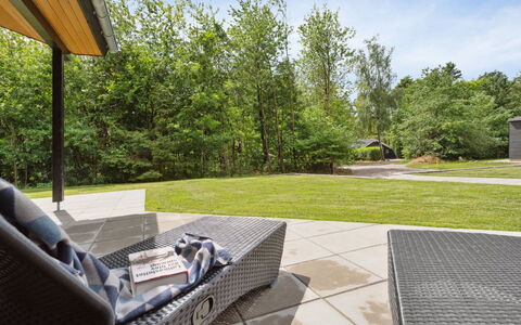 Robert - 30Km from the Sea: Mobilier De Jardin, Meubles, Lot Terre, Jardin, Ombre, Chaise, Aménagement Paysager, Pelouse, Tableau De Plein Air, Eco Hôtel