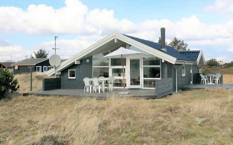 Tonna - 1Km from the Sea: Toit, Maison, Domicile, Chalet, Porte, Siding, Plate-Forme, Porche, Planche, Dur