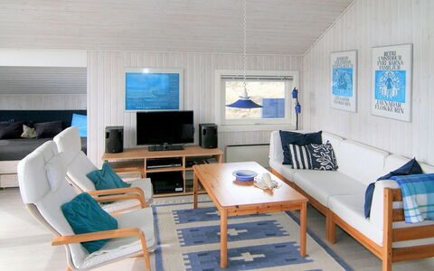 Tonna - 1Km from the Sea: Toit, Maison, Domicile, Chalet, Porte, Siding, Plate-Forme, Porche, Planche, Dur