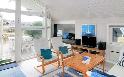 Tonna - 1Km from the Sea: Toit, Maison, Domicile, Chalet, Porte, Siding, Plate-Forme, Porche, Planche, Dur