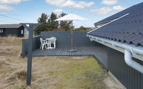 Tonna - 1Km from the Sea: Toit, Maison, Domicile, Chalet, Porte, Siding, Plate-Forme, Porche, Planche, Dur