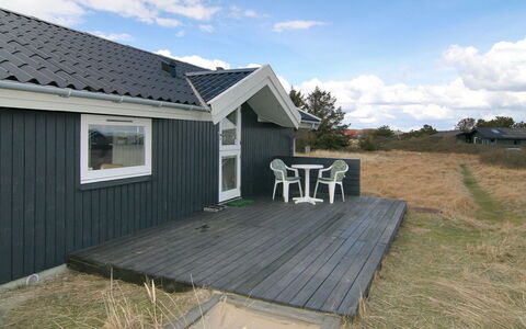 Tonna - 1Km from the Sea: Toit, Maison, Domicile, Chalet, Porte, Siding, Plate-Forme, Porche, Planche, Dur
