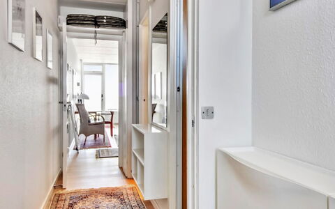 Eske - 50M from the Sea: Toit, Maison, Domicile, Chalet, Porte, Siding, Plate-Forme, Porche, Planche, Dur