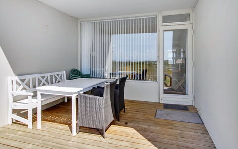Eske - 50M from the Sea: Toit, Maison, Domicile, Chalet, Porte, Siding, Plate-Forme, Porche, Planche, Dur