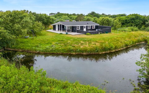 Bentine - 400M from the Sea: Toit, Maison, Domicile, Chalet, Porte, Siding, Plate-Forme, Porche, Planche, Dur