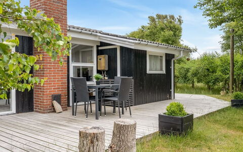 Bentine - 400M from the Sea: Toit, Maison, Domicile, Chalet, Porte, Siding, Plate-Forme, Porche, Planche, Dur