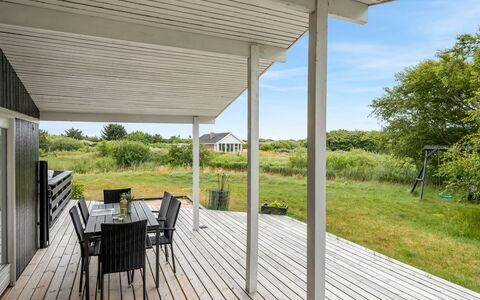 Bentine - 400M from the Sea: Toit, Maison, Domicile, Chalet, Porte, Siding, Plate-Forme, Porche, Planche, Dur