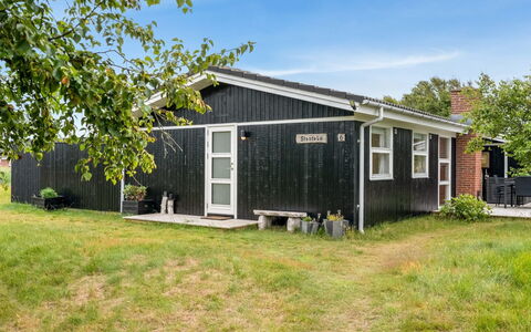 Bentine - 400M from the Sea: Toit, Maison, Domicile, Chalet, Porte, Siding, Plate-Forme, Porche, Planche, Dur