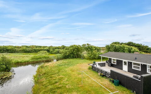 Bentine - 400M from the Sea: Toit, Maison, Domicile, Chalet, Porte, Siding, Plate-Forme, Porche, Planche, Dur