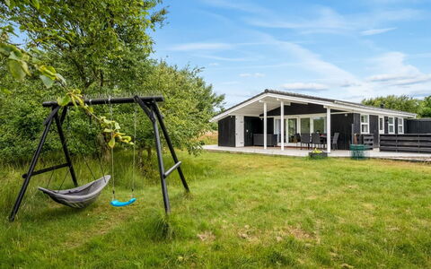 Bentine - 400M from the Sea: Toit, Maison, Domicile, Chalet, Porte, Siding, Plate-Forme, Porche, Planche, Dur