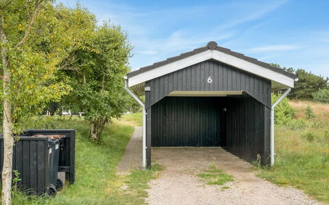 Bentine - 400M from the Sea: Toit, Maison, Domicile, Chalet, Porte, Siding, Plate-Forme, Porche, Planche, Dur