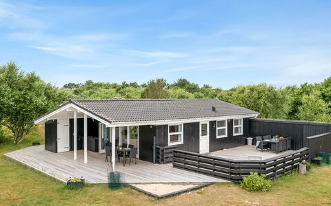 Bentine - 400M from the Sea: Toit, Domicile, Chalet, Porte, Porche, Plate-Forme, Siding, Ombre, Biens, Structure En Plein Air