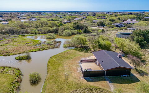 Bentine - 400M from the Sea: Toit, Maison, Domicile, Chalet, Porte, Siding, Plate-Forme, Porche, Planche, Dur