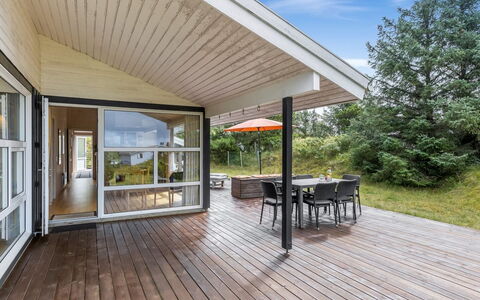 Tineke - 800M from the Sea: Toit, Maison, Domicile, Chalet, Porte, Siding, Plate-Forme, Porche, Planche, Dur
