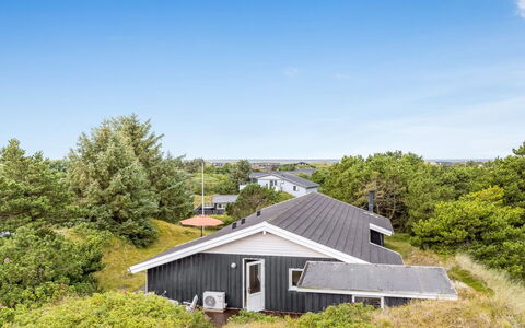 Tineke - 800M from the Sea: Toit, Maison, Domicile, Chalet, Porte, Siding, Plate-Forme, Porche, Planche, Dur