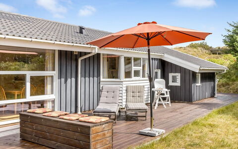 Tineke - 800M from the Sea: Toit, Maison, Domicile, Chalet, Porte, Siding, Plate-Forme, Porche, Planche, Dur