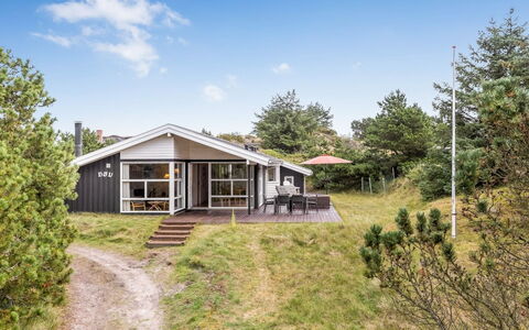 Tineke - 800M from the Sea: Toit, Maison, Domicile, Chalet, Porte, Siding, Plate-Forme, Porche, Planche, Dur
