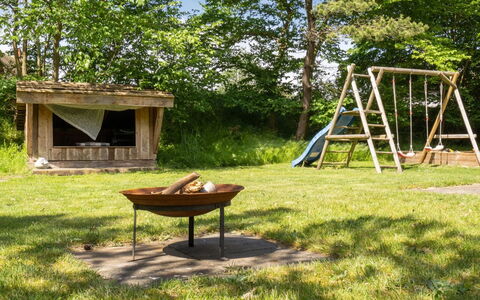 Keyla - 3.2Km from the Sea: Meubles, Design Intérieur, Chaise, Sol, Table, Recours, Sol, Plafond, Pièce, Eco Hôtel