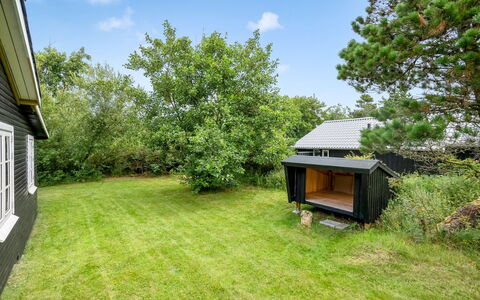 Ljuba - 700M from the Sea: Bois, Communauté Des Plantes, Lot Terre, Ombre, Matériau Naturel, Batiments Jardin, Cabanon, Structure En Plein Air, Cabane En Rondins