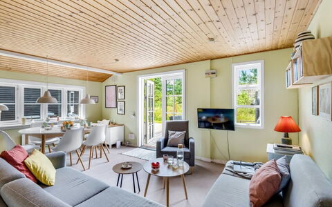 Ljuba - 700M from the Sea: Maison, Toit, Domicile, Chalet, Cabanon, Batiments Jardin, Siding, Cour, Cabane En Rondins, Cabane