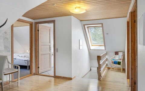 Laila - 1.2Km from the Sea: Bois, Tache De Bois, Planche, Dur, Chalet, Plate-Forme, Siding, Ombre, Parquet, Batiments Jardin