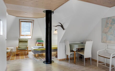 Laila - 1.2Km from the Sea: Bois, Tache De Bois, Planche, Dur, Chalet, Plate-Forme, Siding, Ombre, Parquet, Batiments Jardin