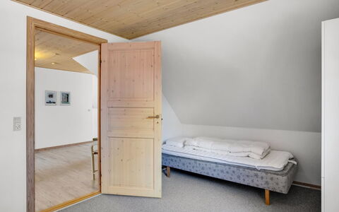 Laila - 1.2Km from the Sea: Bois, Tache De Bois, Planche, Dur, Chalet, Plate-Forme, Siding, Ombre, Parquet, Batiments Jardin