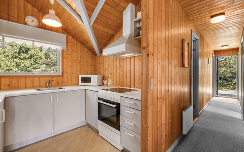 Clea - 800M from the Sea: Bois, Cuisine, Plafond, Sol, Design Intérieur, Domicile, Tache De Bois, Dur, Comptoir, Pièce