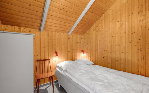 Clea - 800M from the Sea: Bois, Design Intérieur, Plafond, Chambre, Sol, Lit, Sol, Pièce, Drap De Lit, Literie