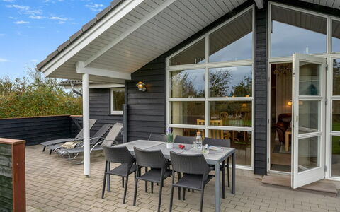 Lillemor - 800M to the Fjord: Sol, Design Intérieur, Bois, Sol, Escaliers, Plafond, Tache De Bois, Parquet, Dur, Balustrade