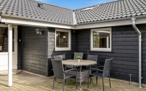 Lillemor - 800M to the Fjord: Sol, Design Intérieur, Bois, Sol, Escaliers, Plafond, Tache De Bois, Parquet, Dur, Balustrade