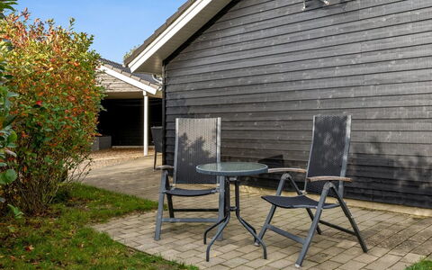 Lillemor - 800M to the Fjord: Sol, Design Intérieur, Bois, Sol, Escaliers, Plafond, Tache De Bois, Parquet, Dur, Balustrade