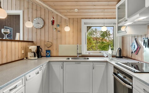 Lillemor - 800M to the Fjord: Cuisine, Comptoir, Appareil De Cuisine, Principaux Appliance, Bois, Design Intérieur, Électroménager, Plafond, Cabinetry, Sol