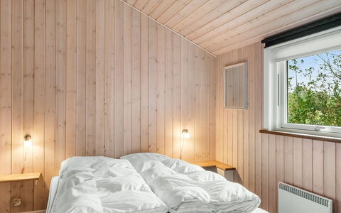 Lillemor - 800M to the Fjord: Chambre, Bois, Plafond, Lit, Design Intérieur, Drap De Lit, Literie, Sol, Sol, Pièce