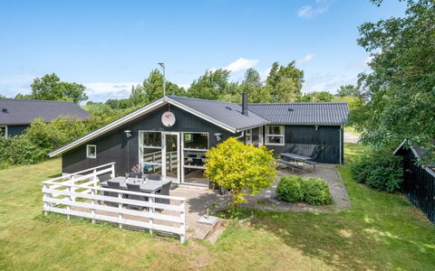 Mina - 600M to the Fjord: Toit, Maison, Domicile, Chalet, Siding, Biens, Allée, Batiments Jardin, Cour, Cabanon