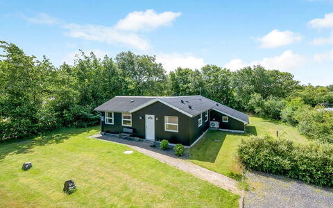 Mina - 600M to the Fjord: Toit, Maison, Domicile, Chalet, Siding, Biens, Allée, Batiments Jardin, Cour, Cabanon