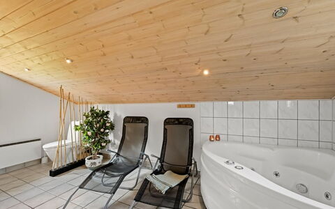 Mina - 600M to the Fjord: Toit, Maison, Domicile, Chalet, Siding, Biens, Allée, Batiments Jardin, Cour, Cabanon