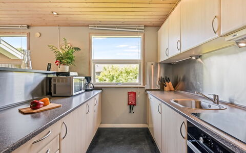 Mina - 600M to the Fjord: Toit, Maison, Domicile, Chalet, Siding, Biens, Allée, Batiments Jardin, Cour, Cabanon