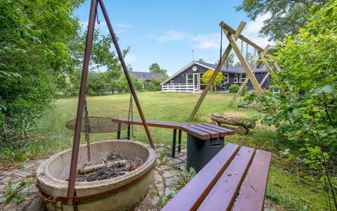 Mina - 600M to the Fjord: Toit, Maison, Domicile, Chalet, Siding, Biens, Allée, Batiments Jardin, Cour, Cabanon