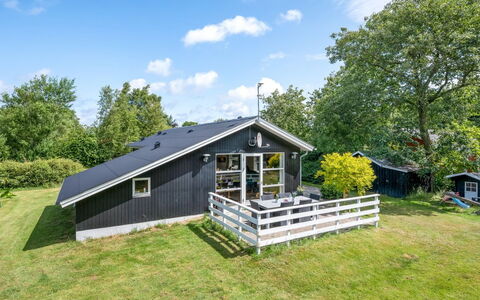Mina - 600M to the Fjord: Toit, Maison, Domicile, Chalet, Siding, Biens, Allée, Batiments Jardin, Cour, Cabanon
