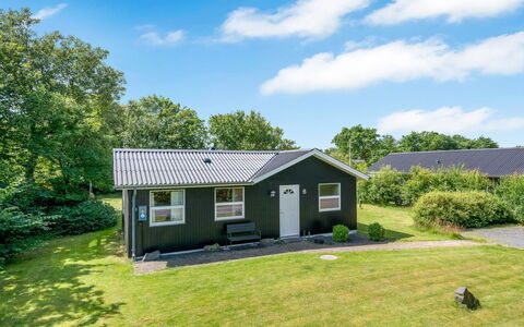 Mina - 600M to the Fjord: Toit, Maison, Domicile, Chalet, Siding, Biens, Allée, Batiments Jardin, Cour, Cabanon