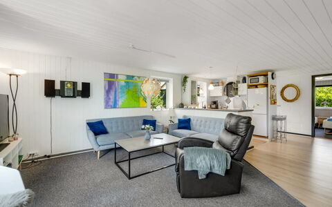 Kjartan - 32M to the Fjord: Meubles, Design Intérieur, Canapé, Sol, Salon, Sol, Plafond, Bois, Pièce, Éclairage