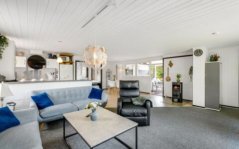 Kjartan - 32M to the Fjord: Meubles, Design Intérieur, Canapé, Plafond, Bois, Sol, Salon, Sol, Éclairage, Pièce