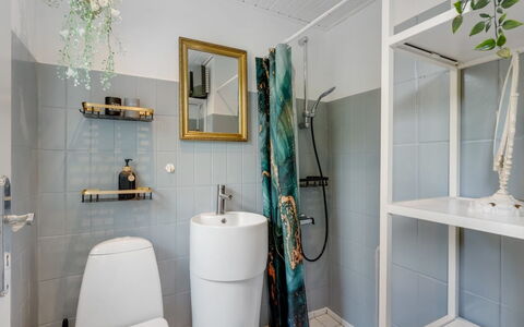 Kjartan - 32M to the Fjord: Design Intérieur, Sol, Sol, Salle De Bains, Luminaire Plomberie, Toilette, Siège De Toilette, Domicile, Plomberie, Pièce