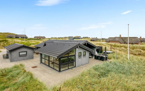 Walther - 300M from the Sea: Toit, Domicile, Porte, Chalet, Ombre, Siding, Cour, Biens, Arrière-Cour