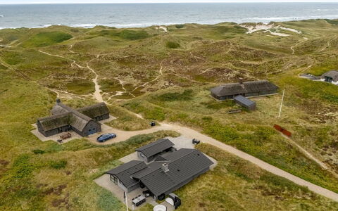 Walther - 300M from the Sea: Toit, Domicile, Porte, Chalet, Ombre, Siding, Cour, Biens, Arrière-Cour