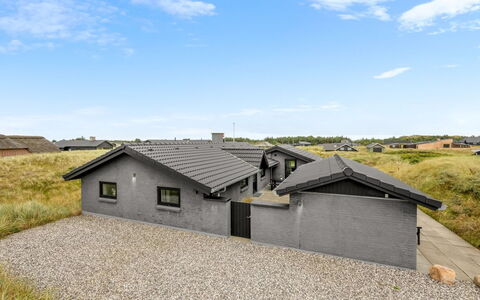 Walther - 300M from the Sea: Toit, Domicile, Porte, Chalet, Ombre, Siding, Cour, Biens, Arrière-Cour