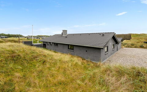 Walther - 300M from the Sea: Toit, Domicile, Porte, Chalet, Ombre, Siding, Cour, Biens, Arrière-Cour