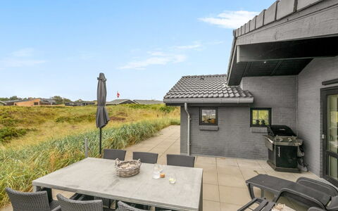 Walther - 300M from the Sea: Toit, Domicile, Porte, Chalet, Ombre, Siding, Cour, Biens, Arrière-Cour